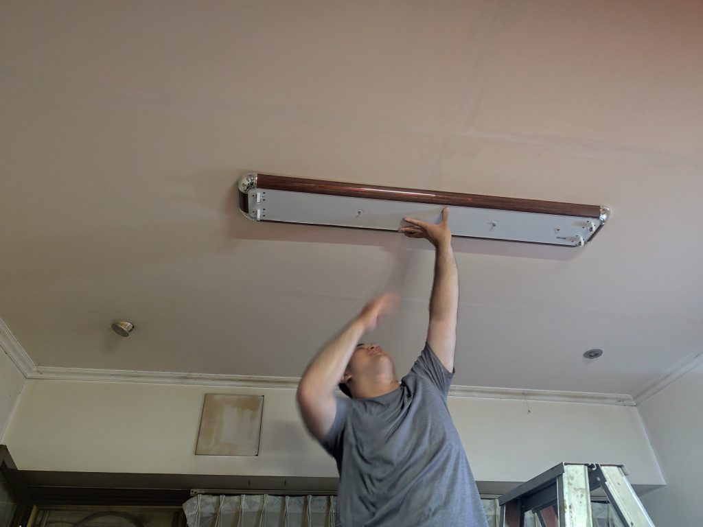 更換佛廳日光燈具