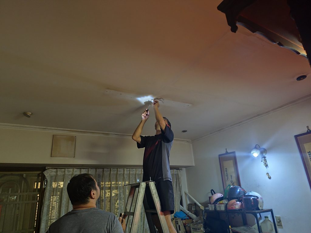 更換佛廳日光燈具