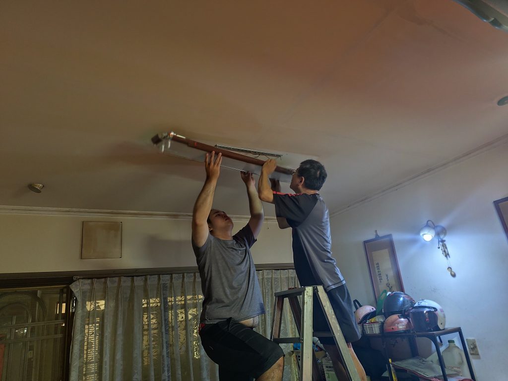 更換佛廳日光燈具