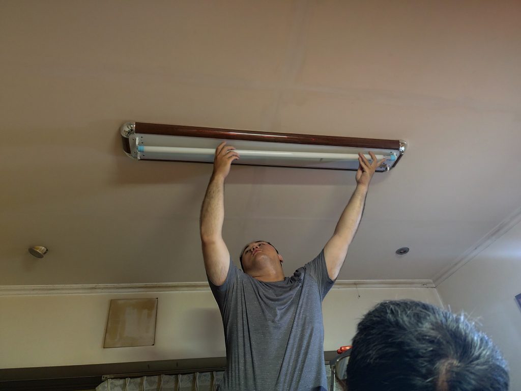 更換佛廳日光燈具