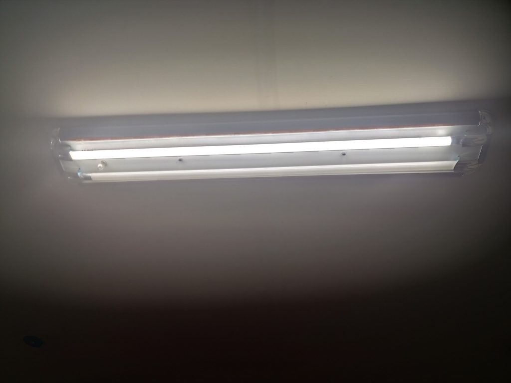 更換佛廳日光燈具