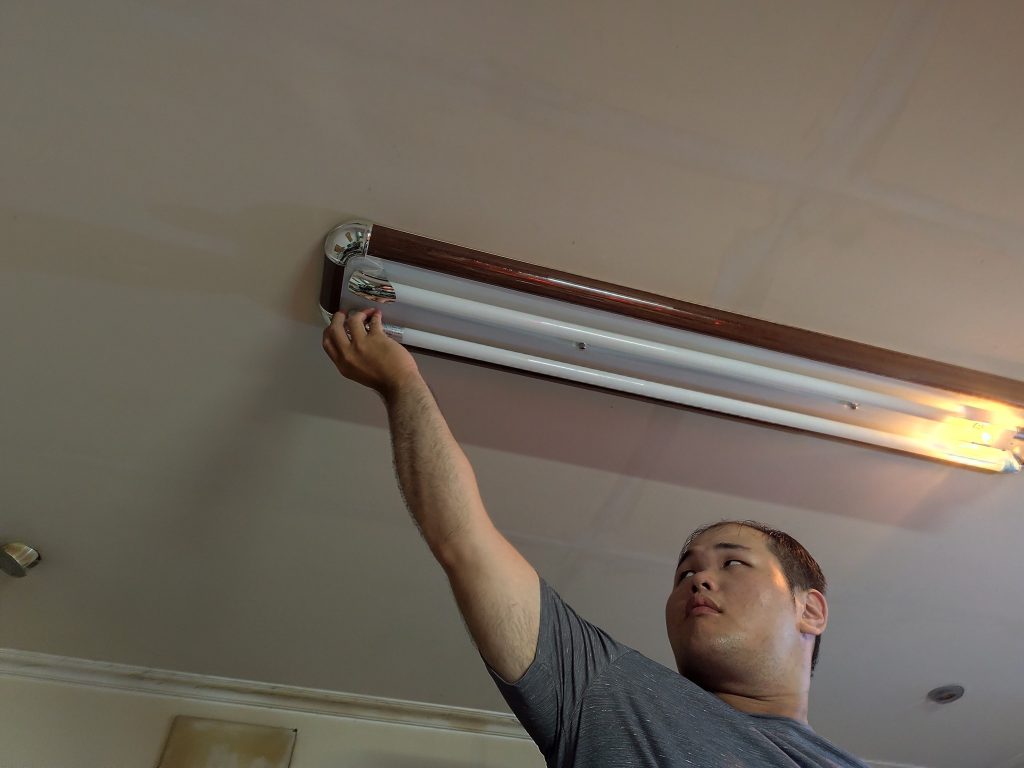 更換佛廳日光燈具