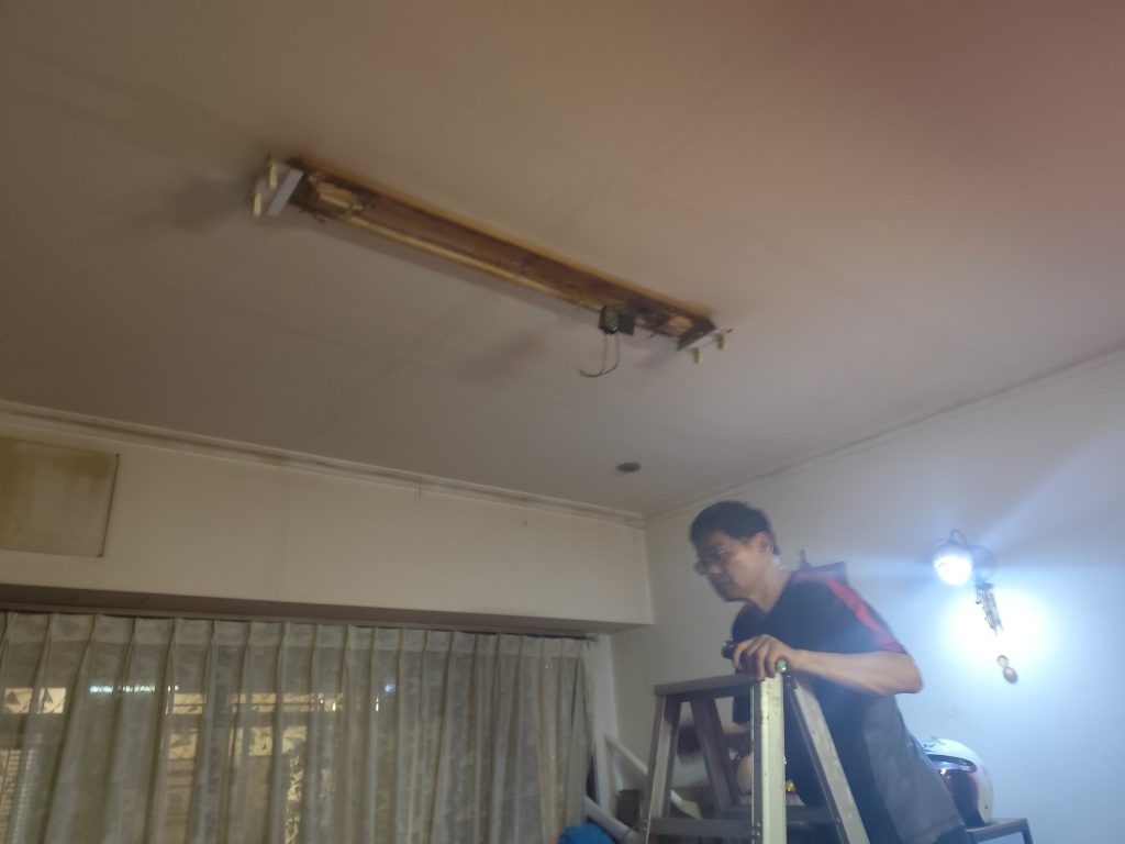 更換佛廳日光燈具