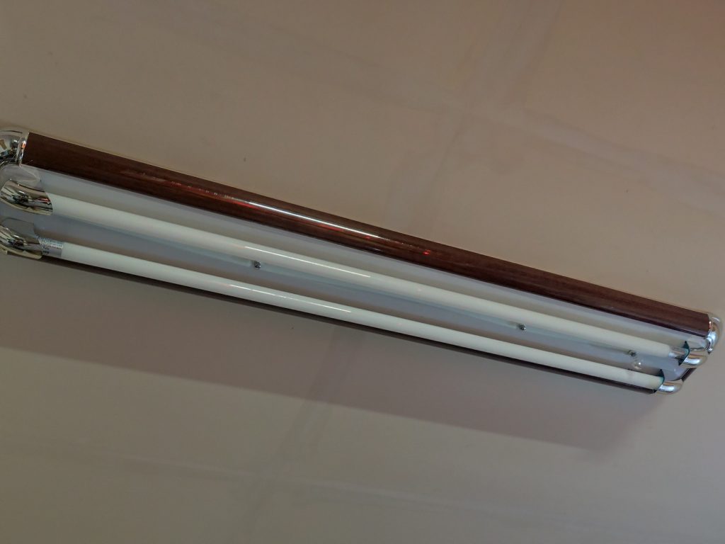 更換佛廳日光燈具