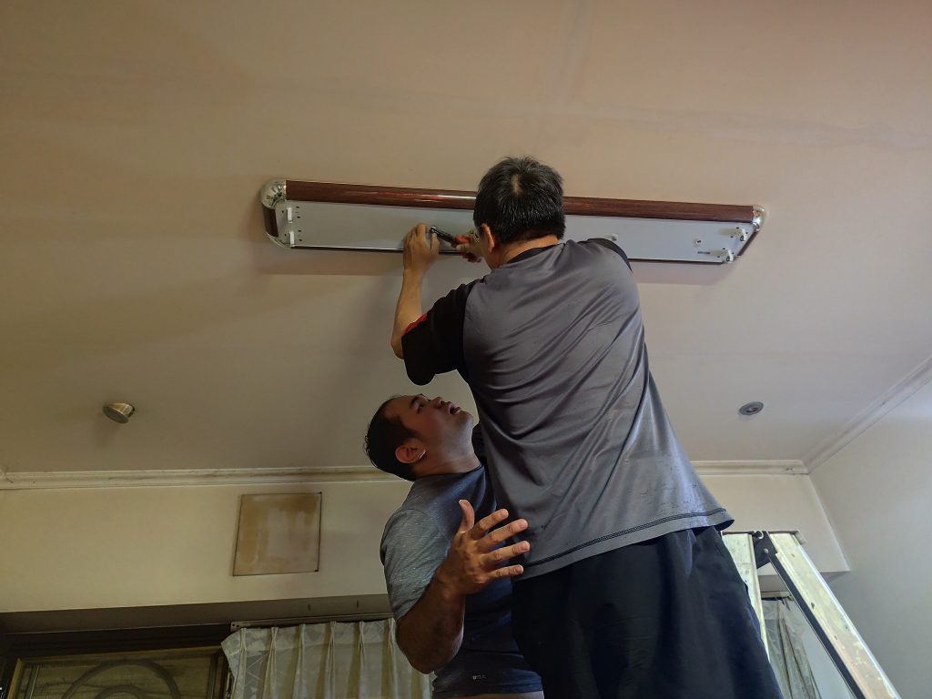 更換佛廳日光燈具