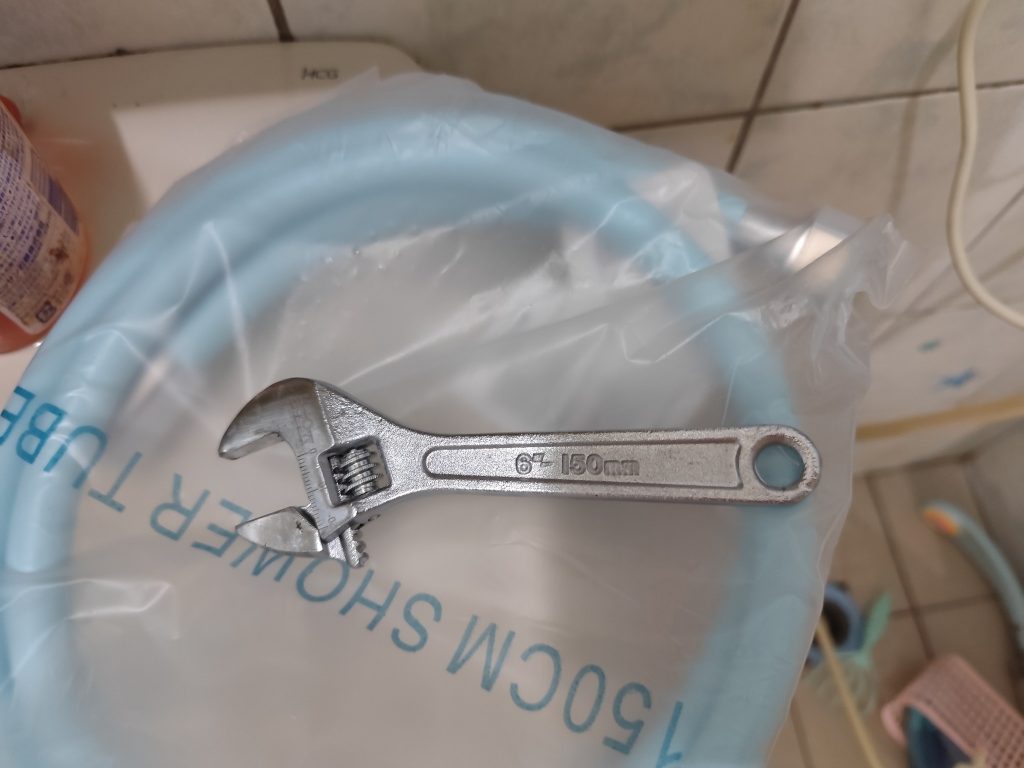 更換蓮蓬頭膠管跟浴室紗窗